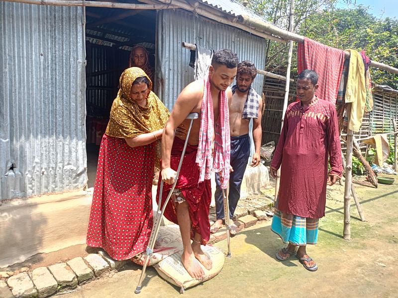 চুয়াডাঙ্গার দামুড়হুদা উপজেলার সদর ইউনিয়নের পুরাতন বাস্তপুর গ্রামের বাড়িতে গুলিতে আহত মোফাইল হোসেন